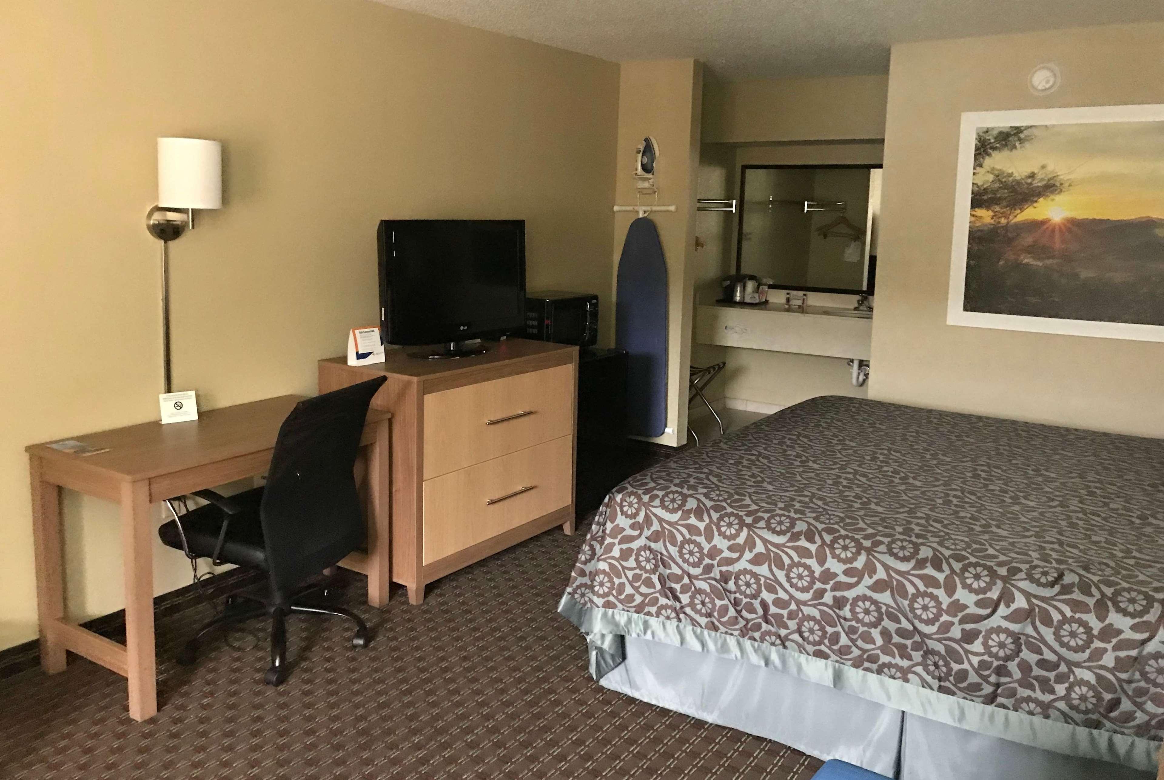 Days Inn By Wyndham Lexington-Columbia Extérieur photo