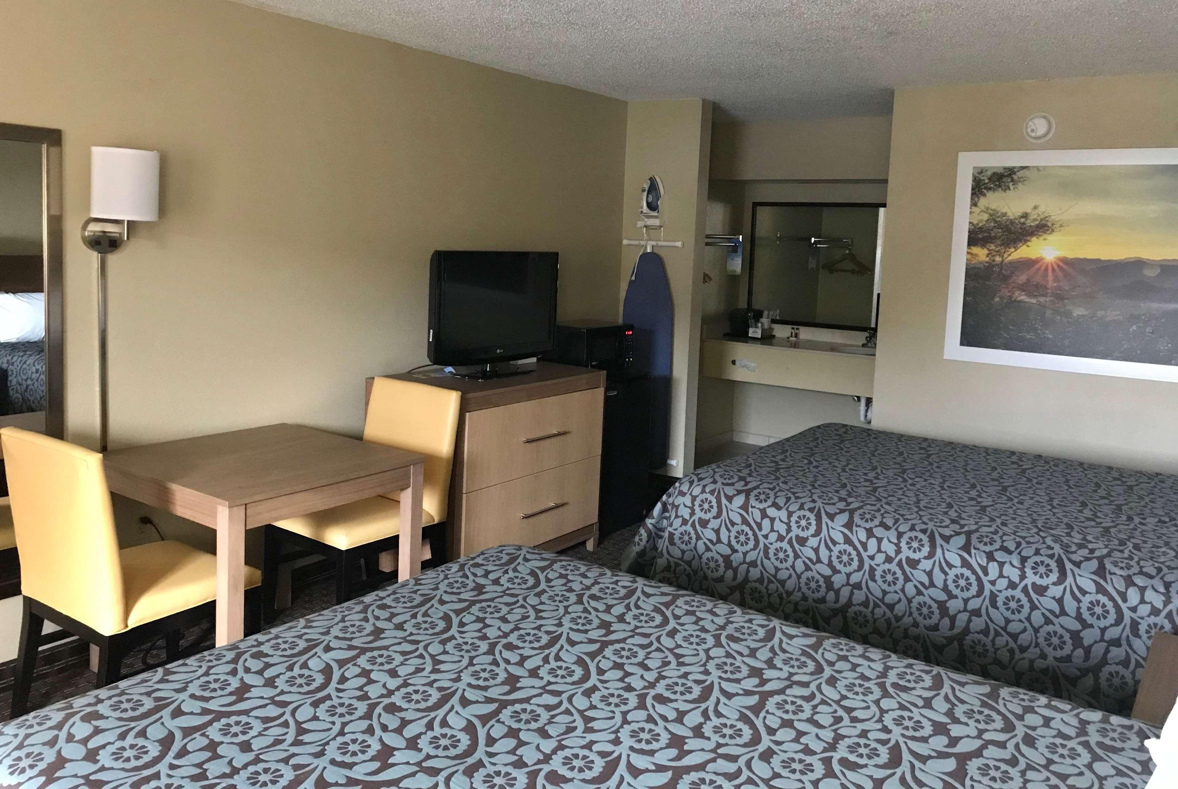 Days Inn By Wyndham Lexington-Columbia Extérieur photo